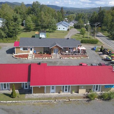 Le Saint Alex Saint-Alexis-des-Monts Exterior foto