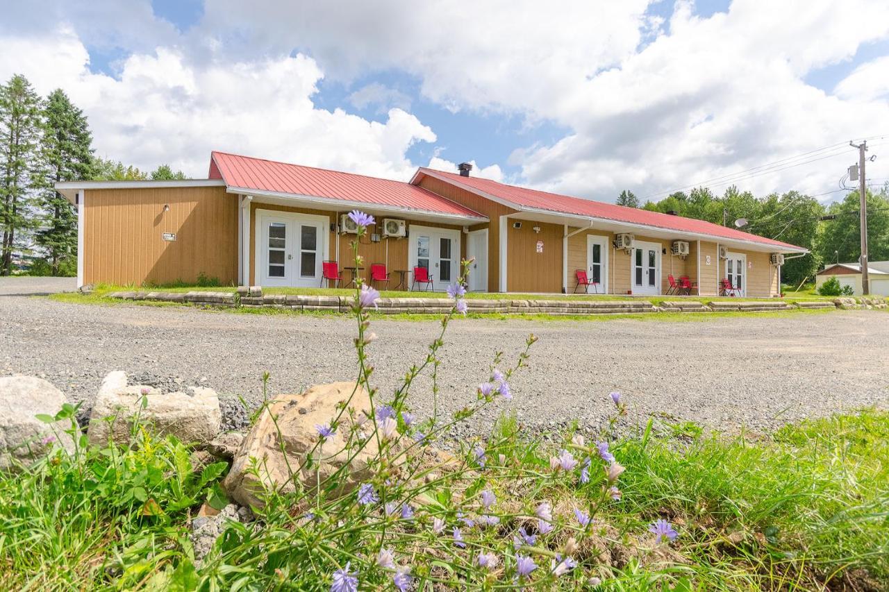 Le Saint Alex Saint-Alexis-des-Monts Exterior foto