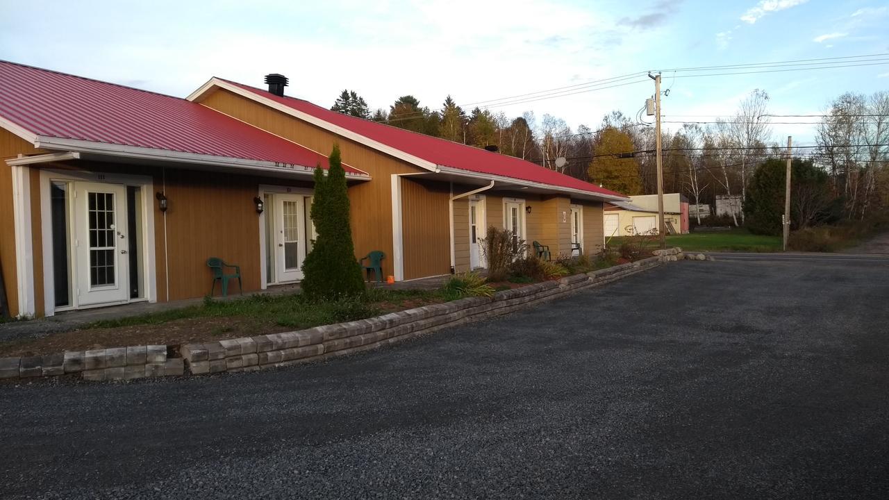 Le Saint Alex Saint-Alexis-des-Monts Exterior foto