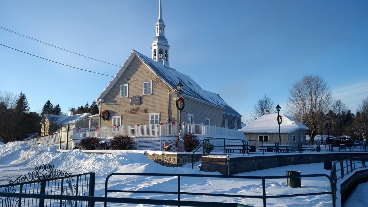 Le Saint Alex Saint-Alexis-des-Monts Exterior foto
