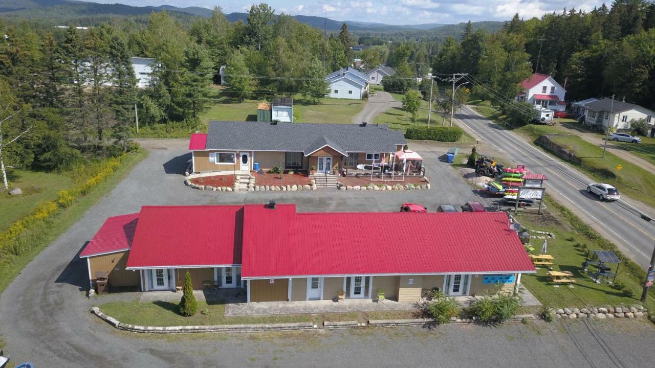 Le Saint Alex Saint-Alexis-des-Monts Exterior foto
